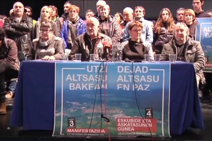 Los radicales batasunos se movilizan contra el acto de España Ciudadana en Alsasua, este domingo.