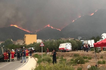 El incendio obliga a desalojar el municipio de Pinet