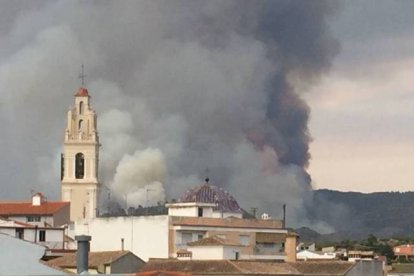 El incendio obliga a desalojar el municipio de Pinet