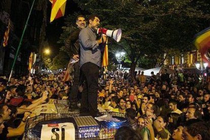 Los Jordis subidos a un coche patrulla de la Guardia Civil.