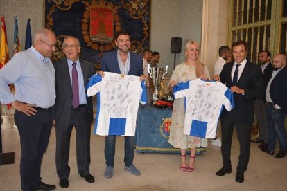 Luis Barcala con la camiseta del Hércules.