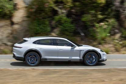 Porsche Mission E Cross Turismo-lateral