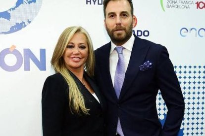 Belén Esteban acudió a la fiesta de "La Razón" junto a Raúl Prieto.