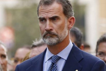 El Rey, con rostro serio en un acto institucional.