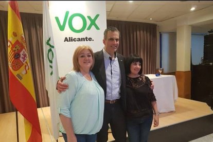 Ana María Sola junto al secretario general de VOX Javier Ortega y Carmen Gomis, secretaria provincial.