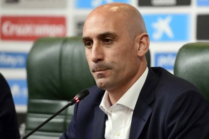 Clamor contra Rubiales por no enterarse de nada y cesar a Lopetegui a 48 horas de debutar.