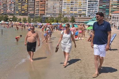 Luis Barcala junto a la edil de Playas Mari Carmen de España en El Postiguet.