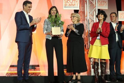 Pedro Sánchez y Manuela Carmena en la entrega de premios.