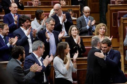 Albert Rivera aplaudido por su bancada.