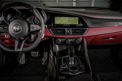 Alfa Romeo Giulia Quadrifoglio NRING-interior