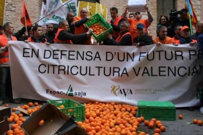 Pitada triple de los agricultores a Ximo Puig, Pedro Sánchez y la UE