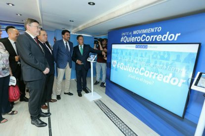 Ximo Puig y Luis Barcala observan las explicaciones en la caravana que recorre varias ciudades informando del proyecto del Corredor Mediterráneo.