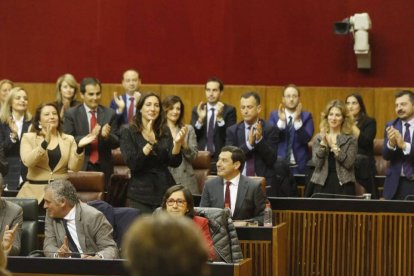 Juan Manuel Moreno aplaudido por la bancada del PP.