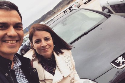 Sánchez con la ahora portavoz del PSOE en el Congreso, Adriana Lastra, haciendo campaña en su coche.