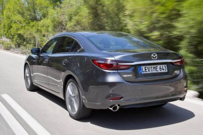 Nuevo Mazda6 sedán-trasera