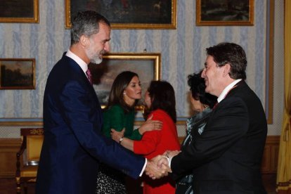 Luis García Montero saludando al Rey este lunes en el Palacio Real de Aranjuez.