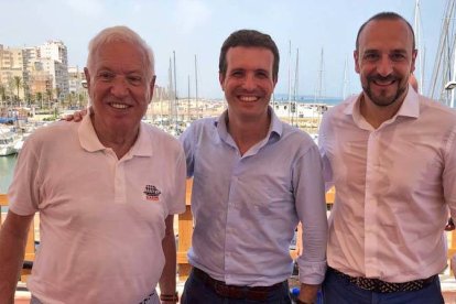 Margallo, Casado y César Sánchez en el puerto de Alicante este domingo.