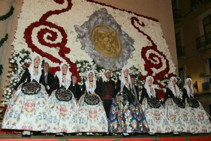 La ofrenda de flores es uno de los actos más importantes de Hogueras.