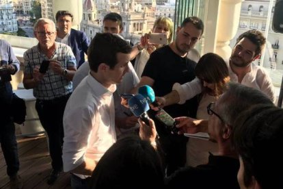 Pablo Casado, atendiendo a los medios de comunicación