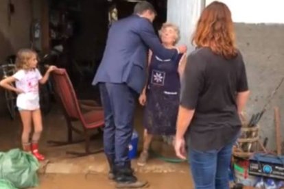 Así quedó el traje del presidente al bajar al barro.