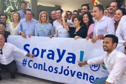 Soraya Sáenz de Santamaría junto al presidente del PP de Andalucía, entre otros.