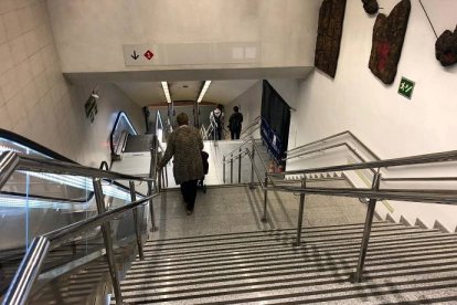 Las escaleras mecánica son de subida. No hay accesibilidad para personas con problemas físicos.