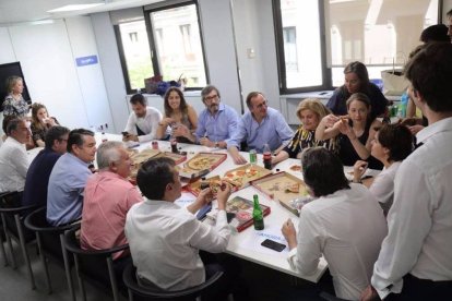 Soraya comiendo con su equipo en Génova el último día de campaña.