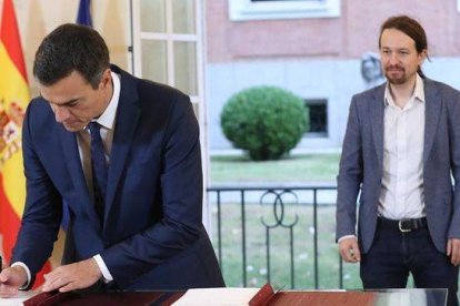 Sánchez e Iglesias durante la firma del acuerdo.