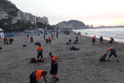 Limpieza de la playa tras la noche de San Juan.