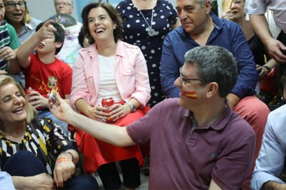 Sáenz de Santamaría viendo el partido del lunes de la selección.