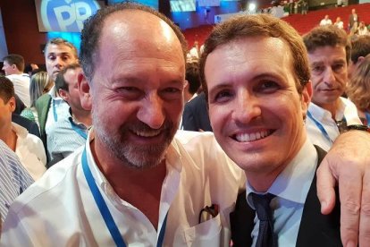 Emilio Bascuñana junto a Pablo Casado.