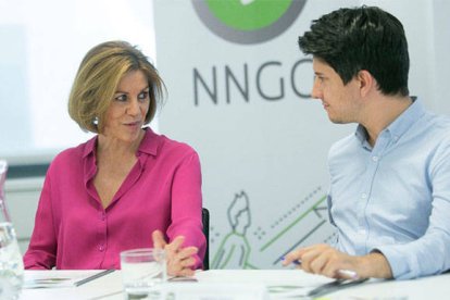 Cospedal con el presidente de NNGG, Diego Gago.