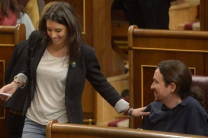 Irene Montero saluda a Pablo Iglesias al dirigirse a la tribuna del Congreso.