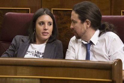 El líder de Podemos y su portavoz parlamentaria, en sus escaños.