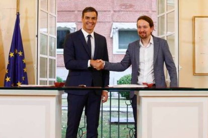 Iglesias y Sánchez, tras la firma del acuerdo de presupuestos para 2019.