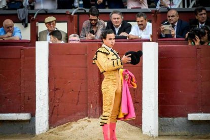 Joaquín Galdós saluda en el tercero