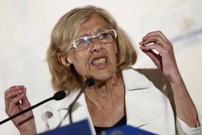 Carmena retira una campaña antifalsificaciones para no molestar a los manteros