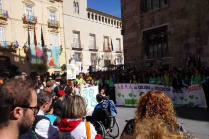 Los colegios de Educación Especial protestan ante la Generalitat