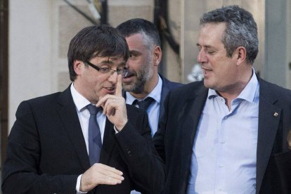 Carles Puigdemont y el exconsejero Forn, bromeando días antes del referéndum ilegal