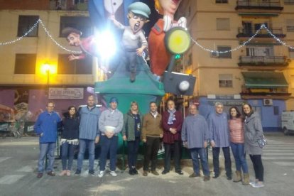 Visita de la asociación durante el montaje de la falla