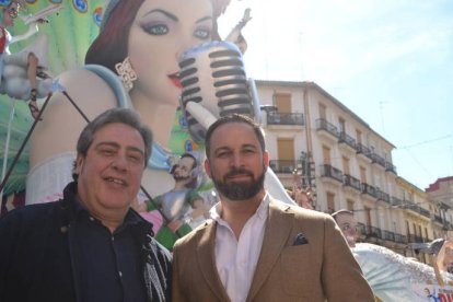 Llanos y Abascal en la Falla Jerusalén, detrás el ninot del líder de Vox.