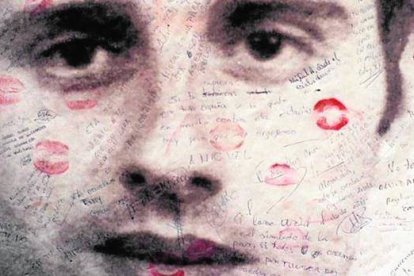 La icónica imagen de Miguel Ángel Blanco, entre huellas  de besos y palabras de recuerdo