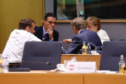 Sánchez, Merkel y Macron con Tusk. Fotografía de @Stephy_Burnett.