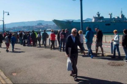 Ciudadanos hacen cola para subir al Juan Carlos I.