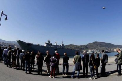 Cientos de vizcaínos se quedaron sin subir al buque de la Armada por las largas colas.