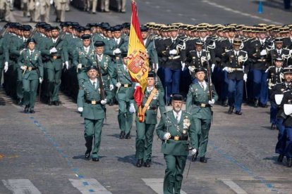 La Guardia Civil española participó en París en el desfile militar de la Fiesta Nacional gala del 14 de julio.