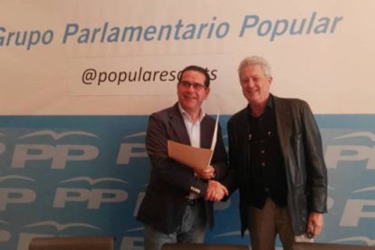 Societat Civl Valenciana entregando el decálogo de propuestas a Jorge Bellver (PPCV)