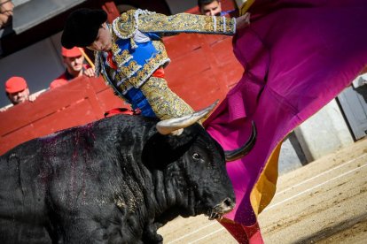 Sebastián Ritter torea de capa