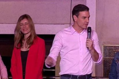 Sánchez, junto a su esposa y Adriana Lastra, en el balcón de Ferraz