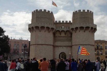 Presentación de la coalición Som Valencians en Moviment ante las torres de Serranos